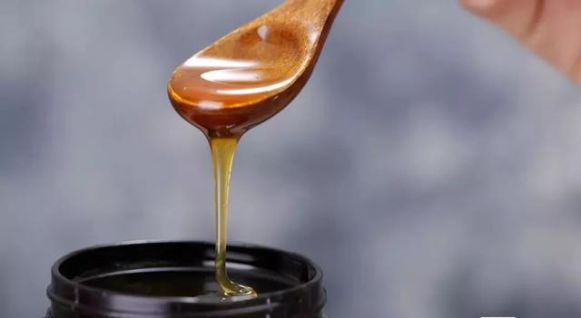 把白酒倒進蜂蜜里，假蜂蜜立刻現原形，再也不怕買到假的了！