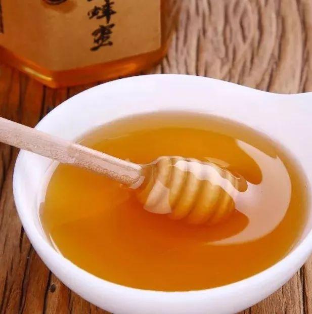 把白酒倒進蜂蜜里，假蜂蜜立刻現原形，再也不怕買到假的了！