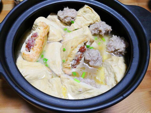 婆婆做釀豆腐有秘訣，有2步必不可少，鹹香入味，還沒出鍋就忍不住偷吃2口!!!
