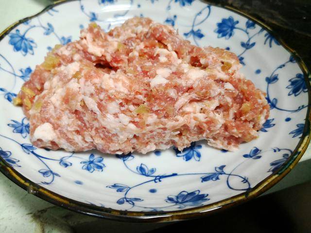 婆婆做釀豆腐有秘訣，有2步必不可少，鹹香入味，還沒出鍋就忍不住偷吃2口!!!