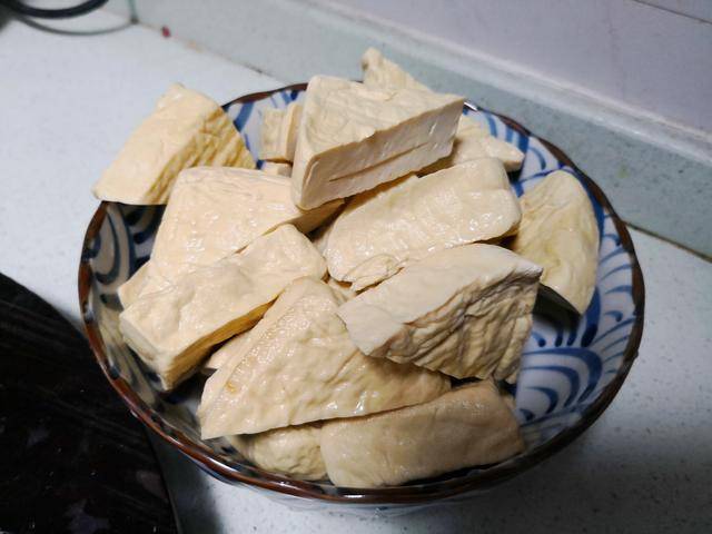 婆婆做釀豆腐有秘訣，有2步必不可少，鹹香入味，還沒出鍋就忍不住偷吃2口!!!