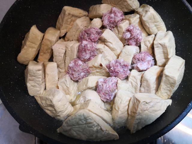 婆婆做釀豆腐有秘訣，有2步必不可少，鹹香入味，還沒出鍋就忍不住偷吃2口!!!