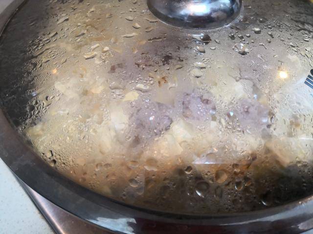 婆婆做釀豆腐有秘訣，有2步必不可少，鹹香入味，還沒出鍋就忍不住偷吃2口!!!