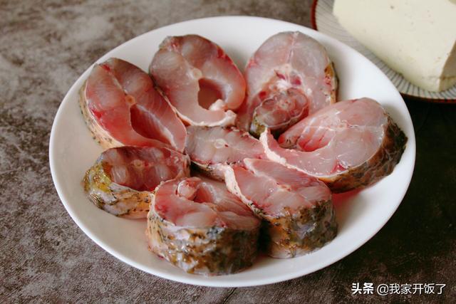 魚燉豆腐，教你一招，不腥又入味！營養高味道鮮，吃到湯汁也不剩
