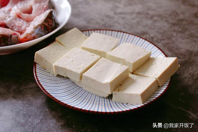 魚燉豆腐，教你一招，不腥又入味！營養高味道鮮，吃到湯汁也不剩