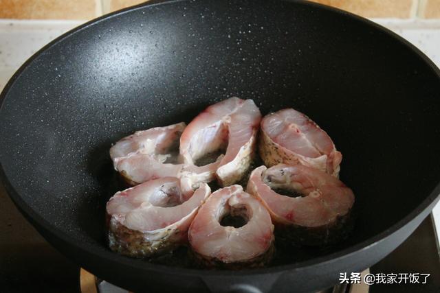 魚燉豆腐，教你一招，不腥又入味！營養高味道鮮，吃到湯汁也不剩