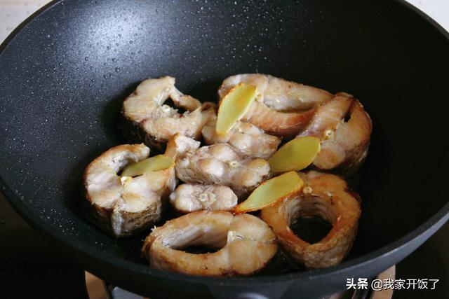 魚燉豆腐，教你一招，不腥又入味！營養高味道鮮，吃到湯汁也不剩