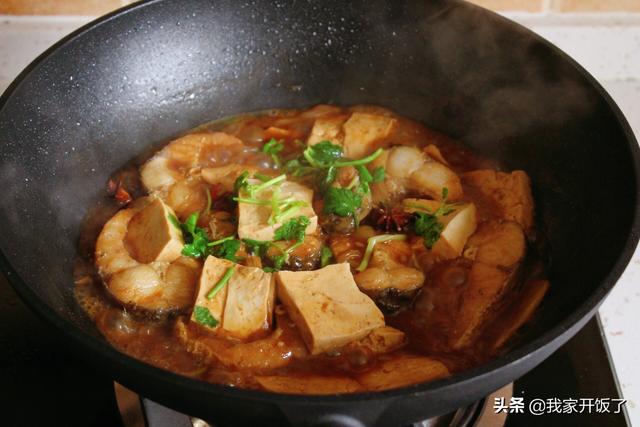 魚燉豆腐，教你一招，不腥又入味！營養高味道鮮，吃到湯汁也不剩