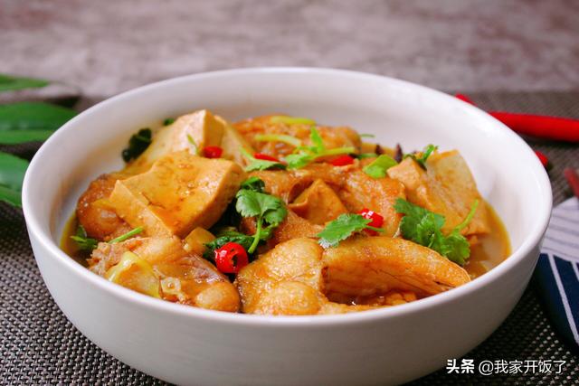 魚燉豆腐，教你一招，不腥又入味！營養高味道鮮，吃到湯汁也不剩