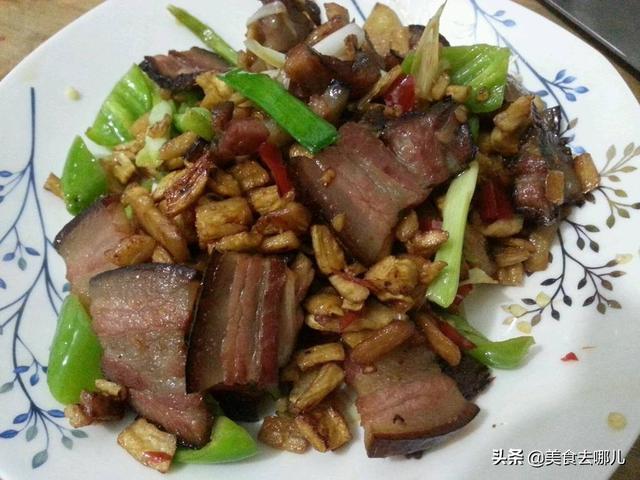 炒臘肉，千萬別直接下油鍋，少了這兩步，難怪臘肉又咸又膩不好吃
