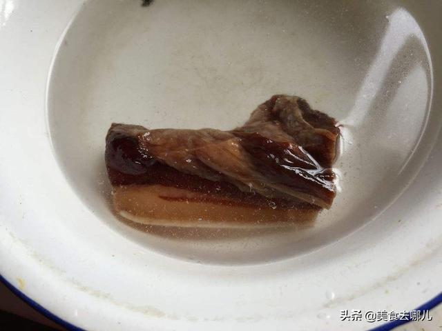 炒臘肉，千萬別直接下油鍋，少了這兩步，難怪臘肉又咸又膩不好吃