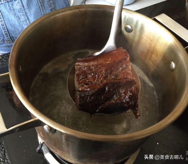 炒臘肉，千萬別直接下油鍋，少了這兩步，難怪臘肉又咸又膩不好吃