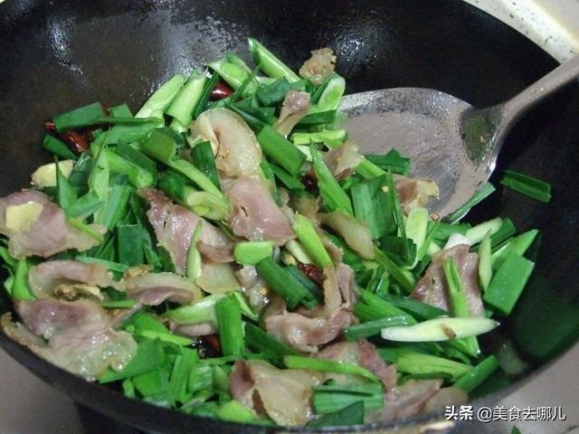 炒臘肉，千萬別直接下油鍋，少了這兩步，難怪臘肉又咸又膩不好吃