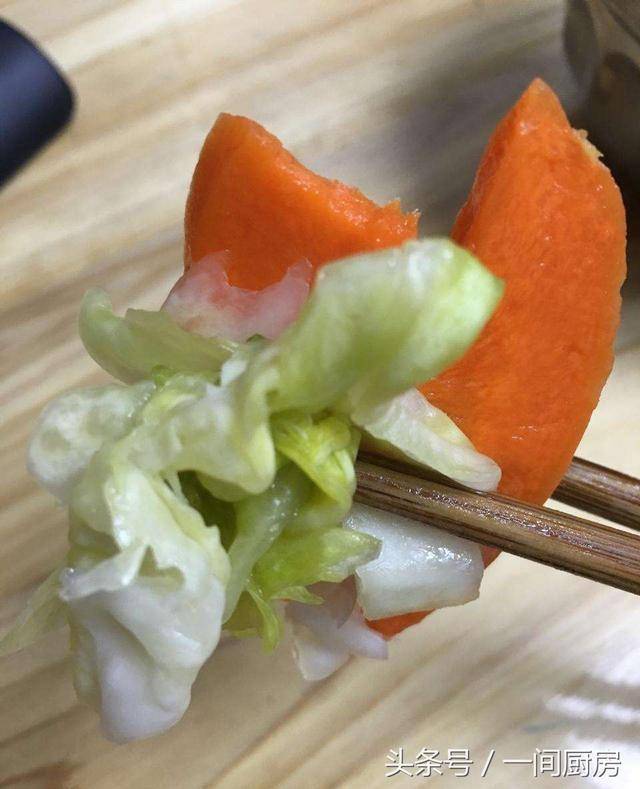 按照婆婆的方法腌了一壇泡菜，還沒腌好就被我們吃完了，方法告訴你 