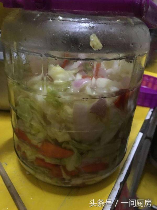 按照婆婆的方法腌了一壇泡菜，還沒腌好就被我們吃完了，方法告訴你 