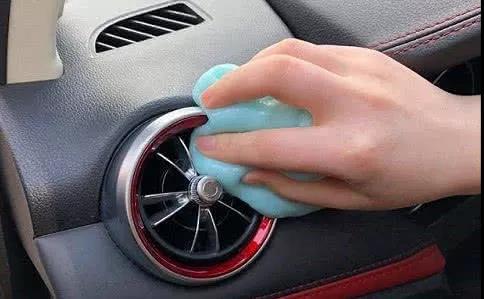 不管車子貴不貴，車內灰塵多別用毛巾擦，簡單幾招，全車煥然一新  