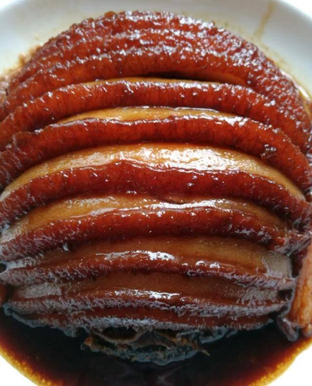 酒店大廚傳下來「客家梅菜扣肉」的秘方，想學不會都難，層次分明香氣濃鬱超好吃