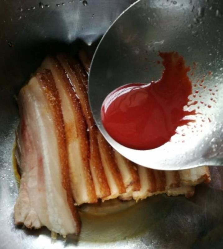 酒店大廚傳下來「客家梅菜扣肉」的秘方，想學不會都難，層次分明香氣濃鬱超好吃