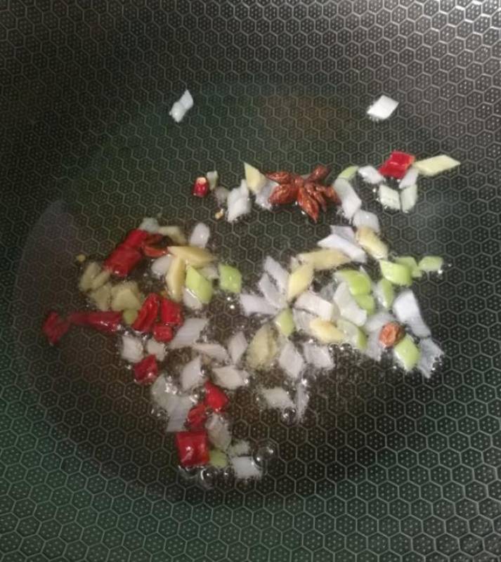 酒店大廚傳下來「客家梅菜扣肉」的秘方，想學不會都難，層次分明香氣濃鬱超好吃