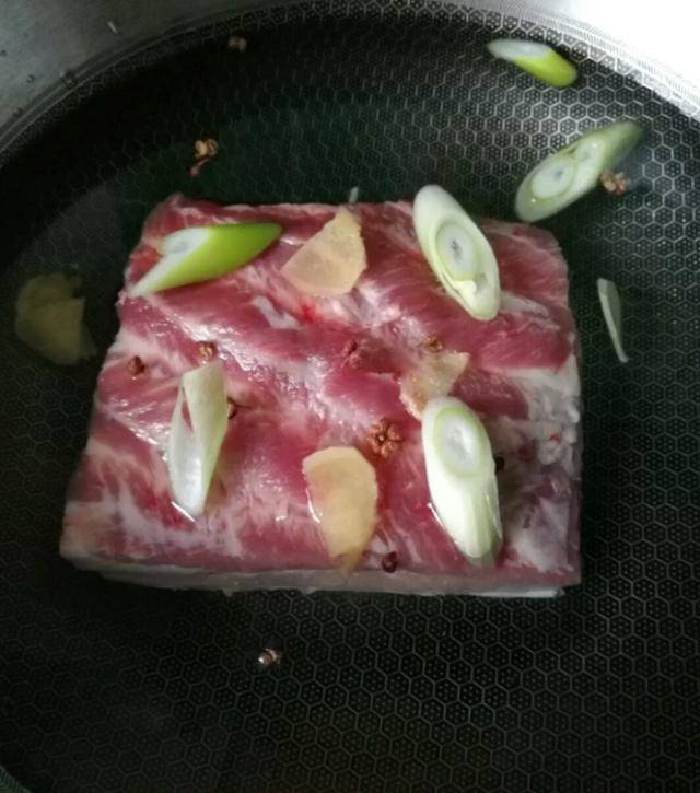 酒店大廚傳下來「客家梅菜扣肉」的秘方，想學不會都難，層次分明香氣濃鬱超好吃