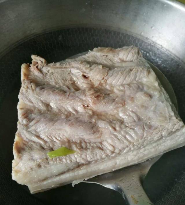 酒店大廚傳下來「客家梅菜扣肉」的秘方，想學不會都難，層次分明香氣濃鬱超好吃
