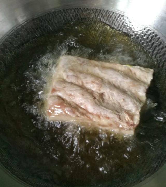 酒店大廚傳下來「客家梅菜扣肉」的秘方，想學不會都難，層次分明香氣濃鬱超好吃