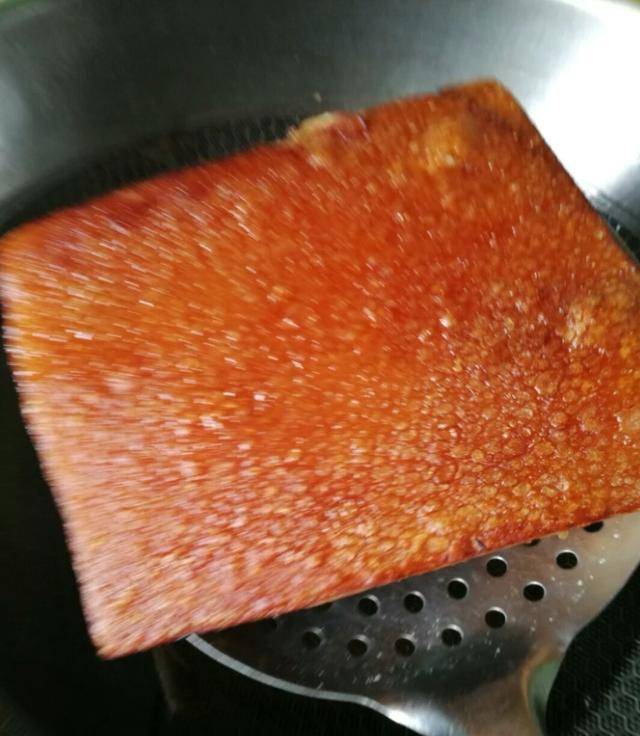 酒店大廚傳下來「客家梅菜扣肉」的秘方，想學不會都難，層次分明香氣濃鬱超好吃