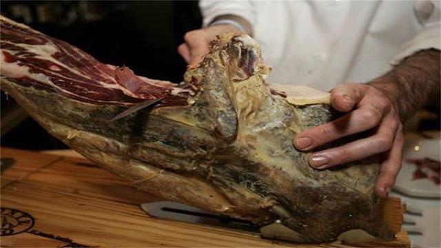 全球最貴火腿：一年限量80根，每根賣30000元！一根火腿得做10年