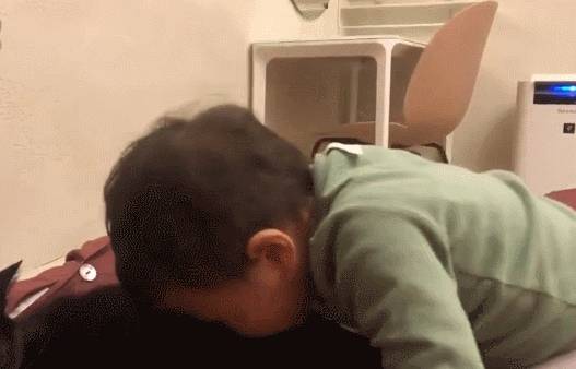 2歲孩子埋頭狂聞黑貓味，吸完還露出滿足表情傻笑把家人笑壞