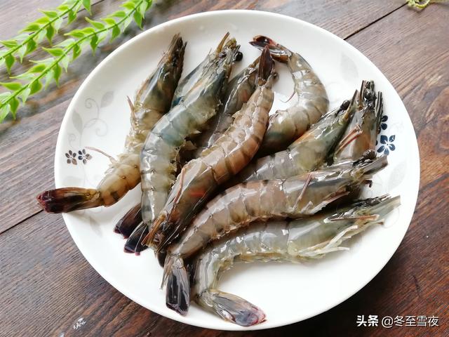 你蒸的大蝦沒別人做得好看，七扭八歪，你只是比別人少做了這一步