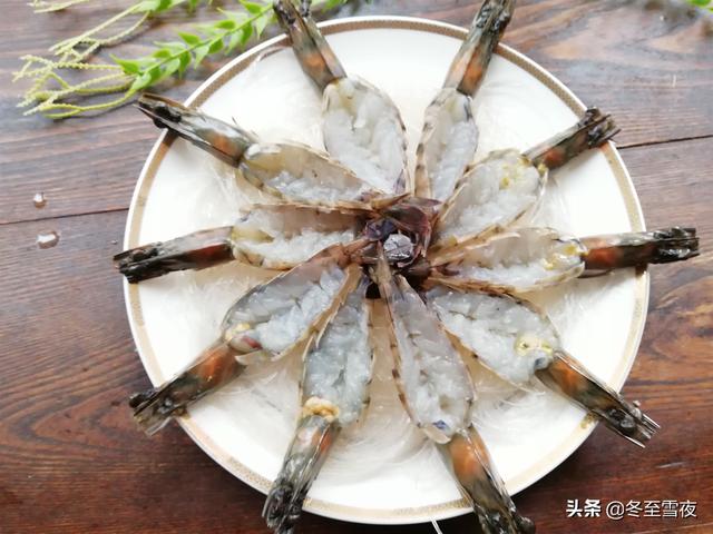 你蒸的大蝦沒別人做得好看，七扭八歪，你只是比別人少做了這一步