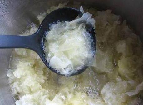 銀耳怎麼煮，才容易出膠？很多人把「第一步」做錯了，難怪不好吃