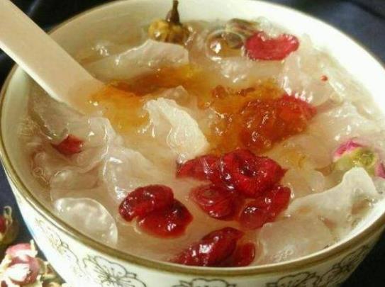 銀耳怎麼煮，才容易出膠？很多人把「第一步」做錯了，難怪不好吃