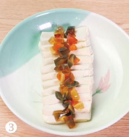 皮蛋拌豆腐新鮮嫩滑，唇齒留香，想要好吃關鍵在調汁，快來學學