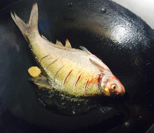 無論煎什麼魚，掌握好這4種小技巧，煎出來的魚不粘鍋不掉皮