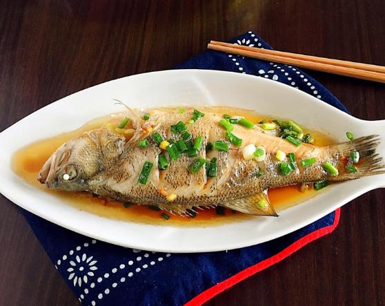無論煎什麼魚，掌握好這4種小技巧，煎出來的魚不粘鍋不掉皮