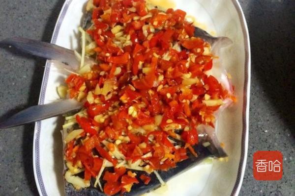 教你剁椒魚頭家常做法，香辣下飯，比飯店做的都好吃，湯汁都不放過