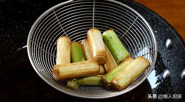 魚香茄子吃膩了，換種做法做茄子，蔥香濃郁，超下飯