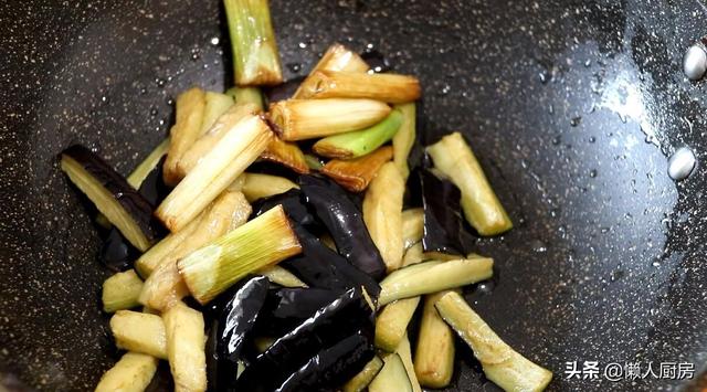 魚香茄子吃膩了，換種做法做茄子，蔥香濃郁，超下飯