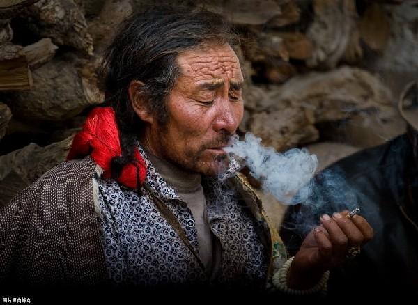 在西藏，點菸是個技術活，不知道的人可能點不上