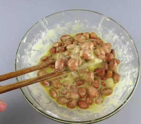 她把雞蛋打在花生米里，結果好吃到爆了！大家都搶著吃