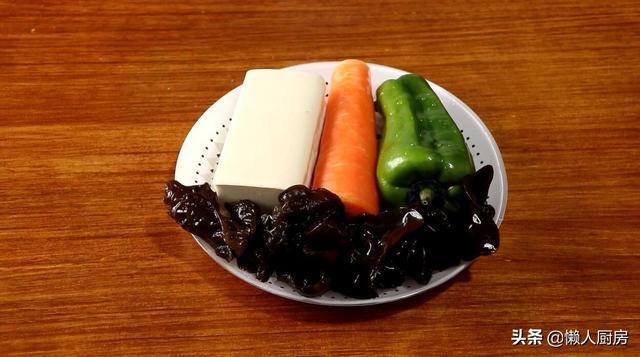 豆腐別只會燒湯，快試試這種好吃的做法，比吃大魚大肉香