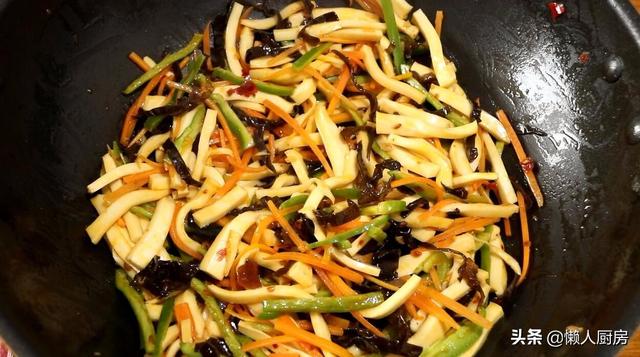 豆腐別只會燒湯，快試試這種好吃的做法，比吃大魚大肉香