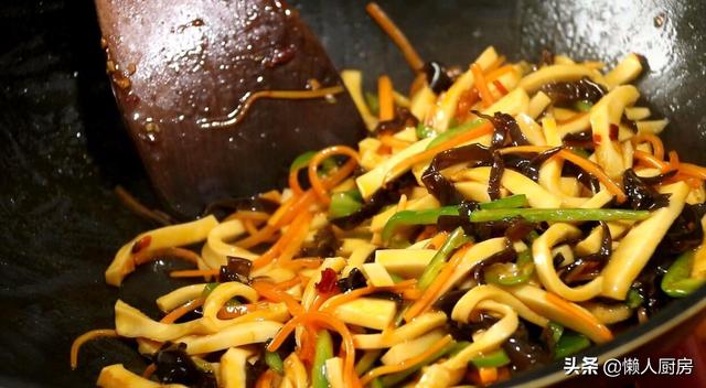 豆腐別只會燒湯，快試試這種好吃的做法，比吃大魚大肉香