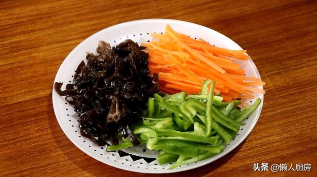 豆腐別只會燒湯，快試試這種好吃的做法，比吃大魚大肉香