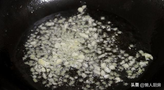 豆腐別只會燒湯，快試試這種好吃的做法，比吃大魚大肉香