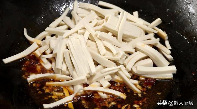 豆腐別只會燒湯，快試試這種好吃的做法，比吃大魚大肉香