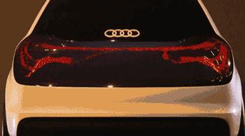 堵了3小時，前面的車竟用尾燈放了一部電影？