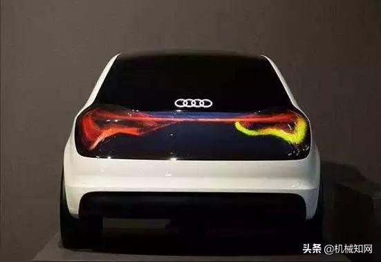 堵了3小時，前面的車竟用尾燈放了一部電影？