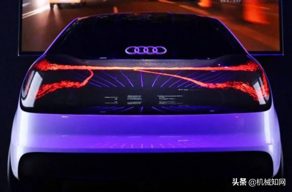 堵了3小時，前面的車竟用尾燈放了一部電影？